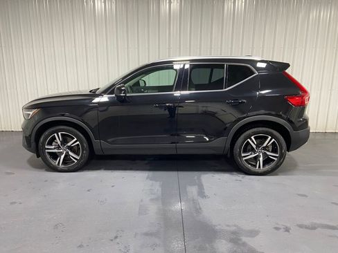 Used 2023 Volvo XC40 B5 Plus image 4