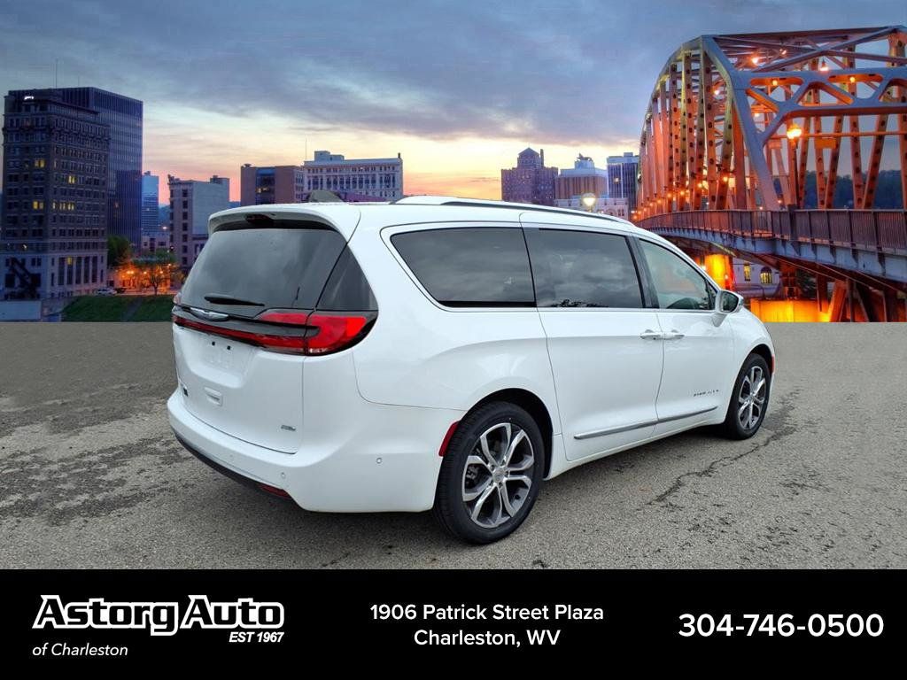 Used 2024 Chrysler Pacifica Pinnacle AWD/4WD image 3