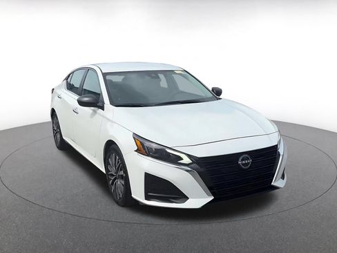 Used 2025 Nissan Altima 2.5 SV FWD image 2