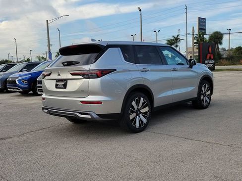 New 2026 Mitsubishi Outlander SE image 6