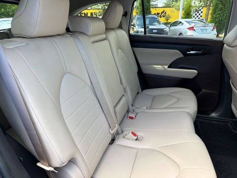 Used 2022 Toyota Highlander XLE AWD/4WD image 27