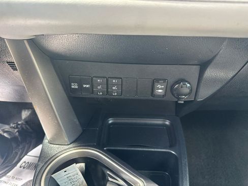 Used 2018 Toyota RAV4 XLE AWD/4WD image 38
