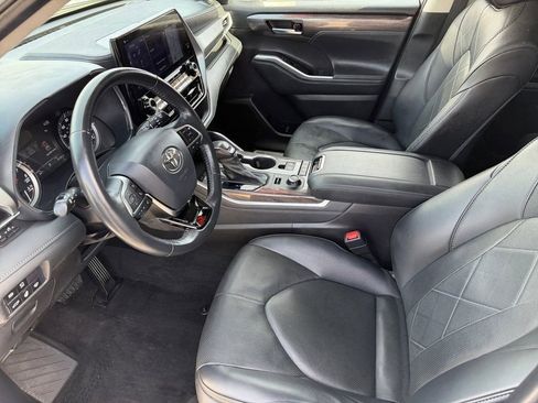 Used 2021 Toyota Highlander Platinum image 10