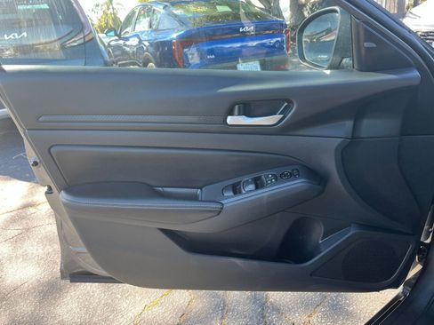 Used 2025 Nissan Altima 2.5 SV image 18