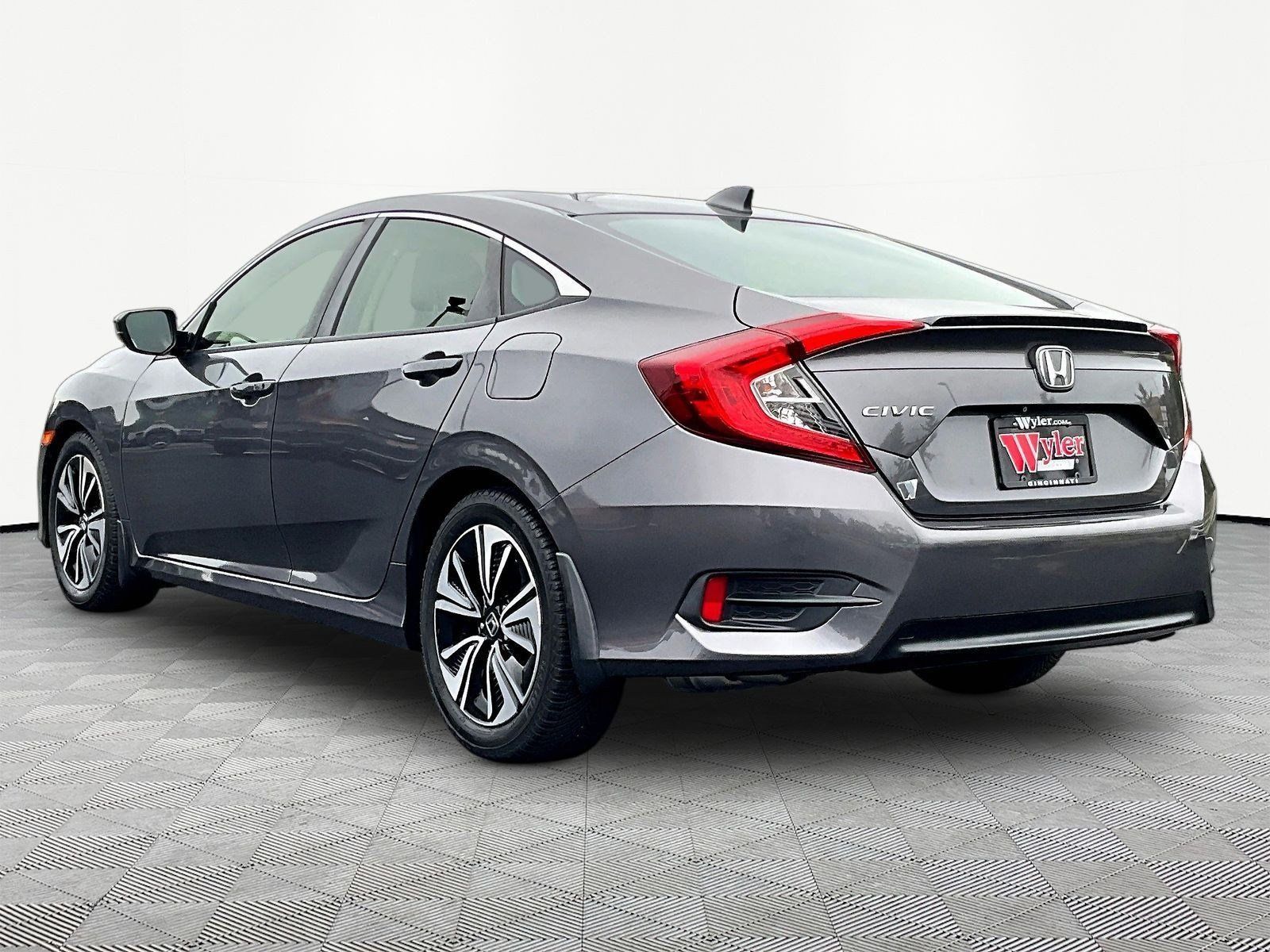 Used 2018 Honda Civic EX-L image 4