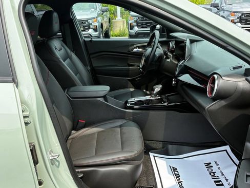 Used 2024 Chevrolet Trax RS FWD image 23