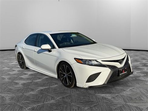 Used 2018 Toyota Camry SE image 3