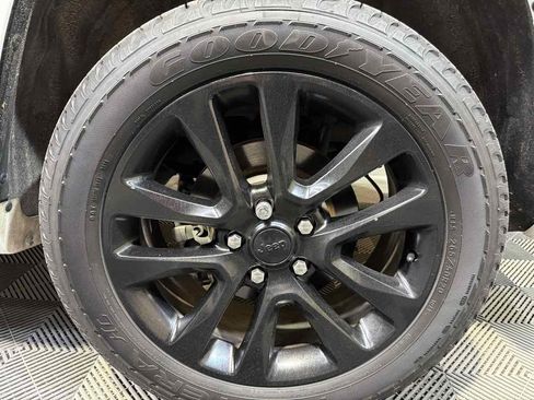 Used 2017 Jeep Grand Cherokee Altitude image 32