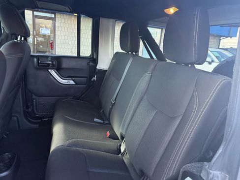 Used 2018 Jeep Wrangler Unlimited Sahara w/ Connectivity Group image 25