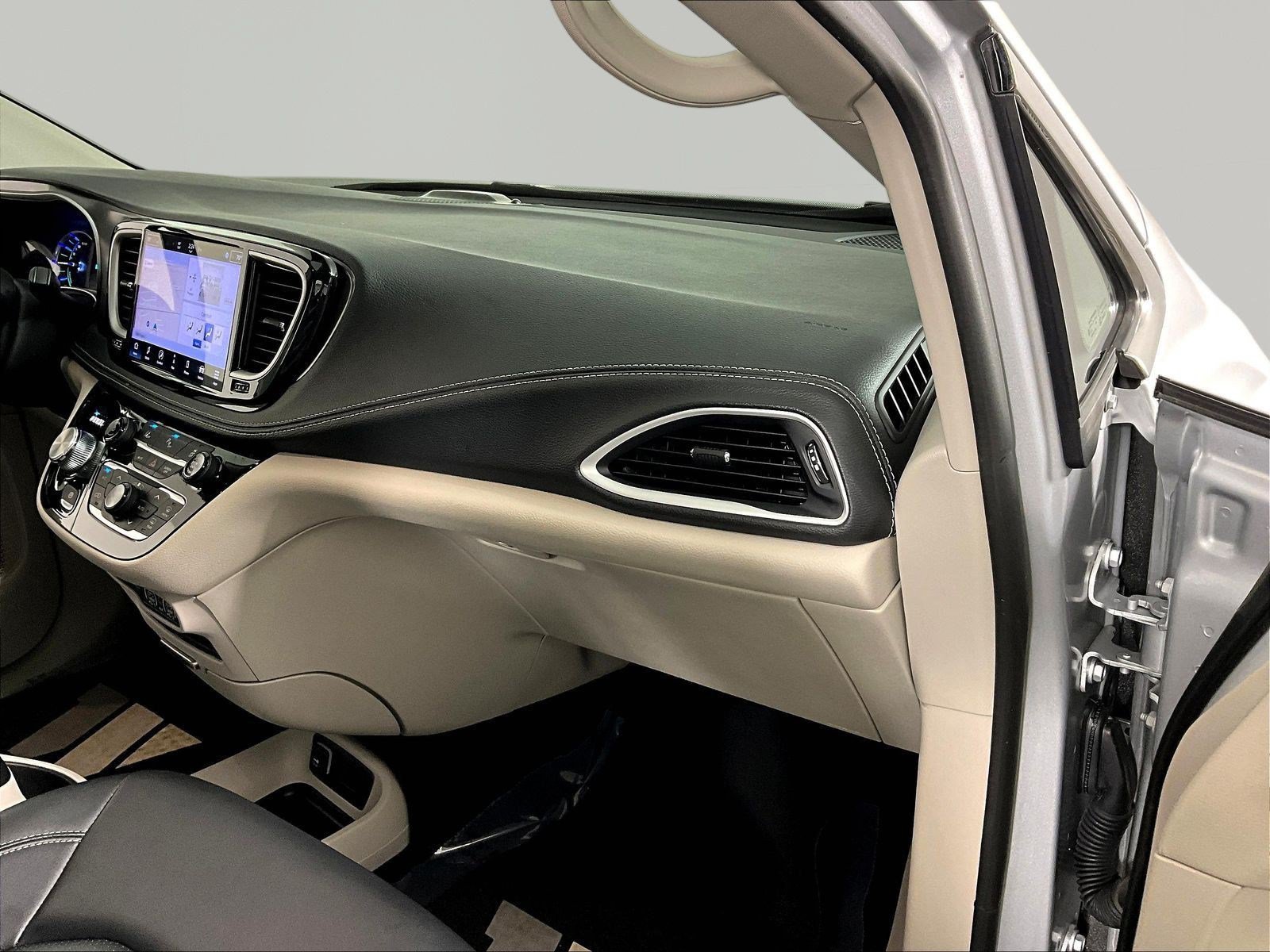 Used 2024 Chrysler Pacifica Limited FWD image 27