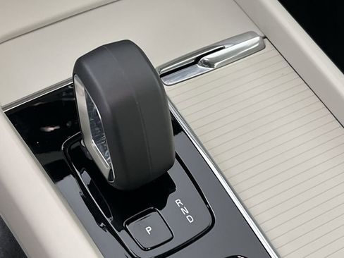 Certified 2025 Volvo XC60 B5 Core image 24