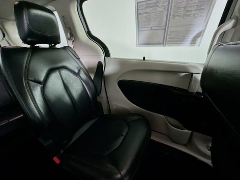Used 2018 Chrysler Pacifica Touring-L FWD image 14