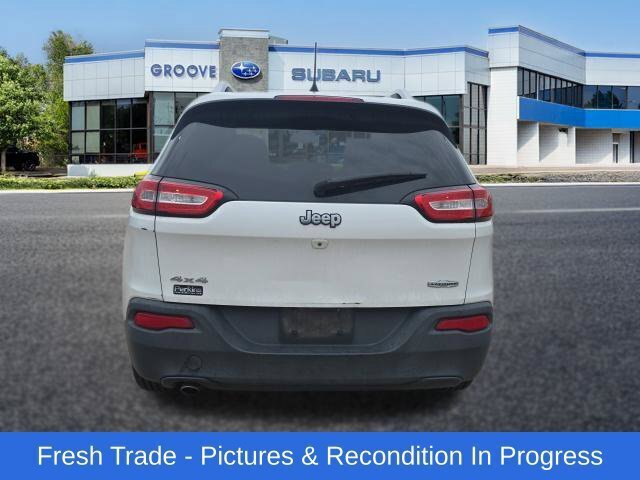 Used 2018 Jeep Cherokee Latitude Plus w/ Cold Weather Group AWD/4WD image 4