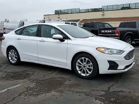 Used 2020 Ford Fusion SE image 2