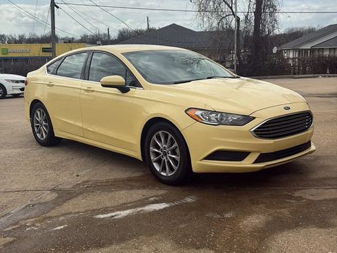 Used 2017 Ford Fusion SE image 4