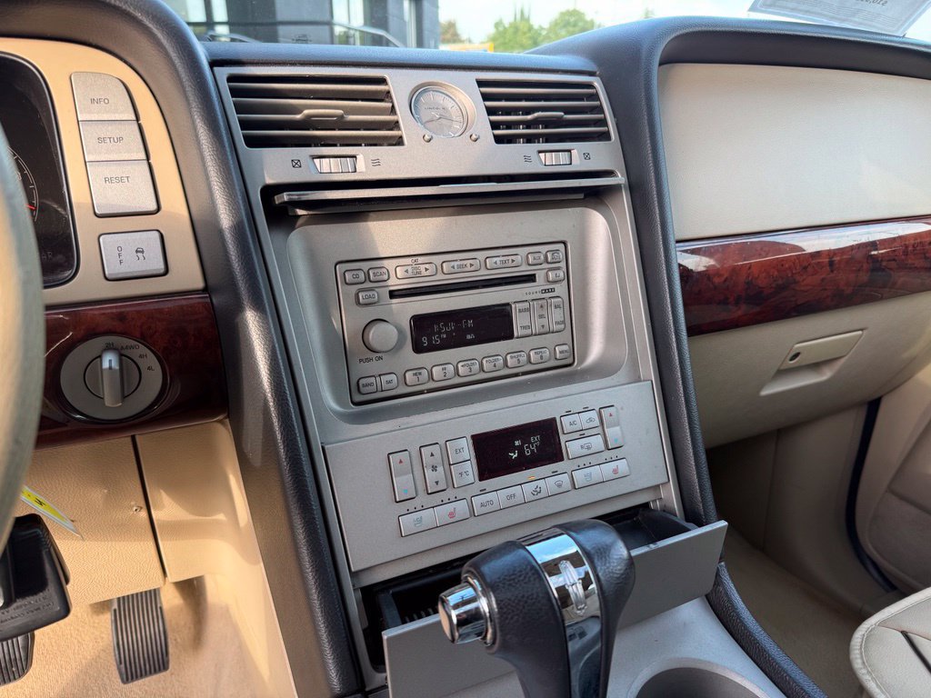 Used 2005 Lincoln Navigator Ultimate AWD/4WD image 25
