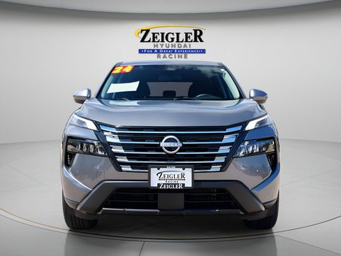 Used 2024 Nissan Rogue SV AWD/4WD image 2