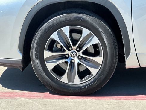 Used 2023 Toyota Highlander XLE FWD image 28