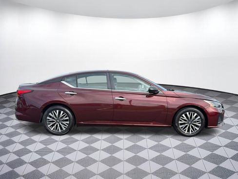 Used 2024 Nissan Altima 2.5 SV FWD image 8
