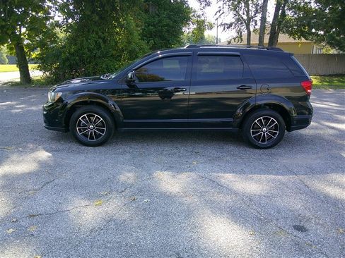 Used 2019 Dodge Journey SE w/ Connectivity Group FWD image 2