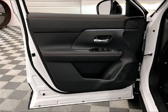 New 2026 Nissan Kicks SR w/ Cold Weather Package FWD image 30