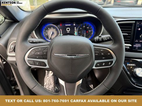 Used 2025 Chrysler Pacifica Select image 18