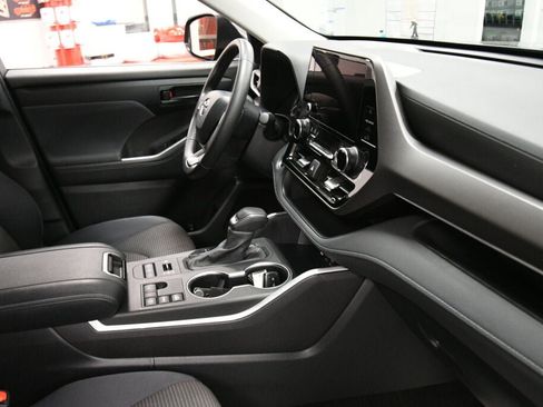 Certified 2024 Toyota Corolla Cross LE image 31