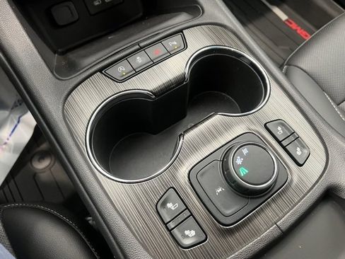 Used 2023 GMC Acadia SLT image 21