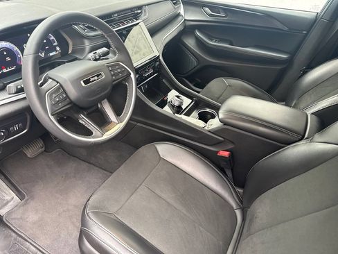 Used 2025 Jeep Grand Cherokee L Altitude AWD/4WD image 3