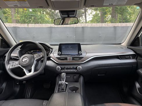 Used 2025 Nissan Altima 2.5 SV FWD image 32