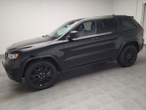 Used 2017 Jeep Grand Cherokee Altitude RWD image 2