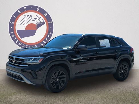 Used 2023 Volkswagen Atlas Cross Sport SE w/ Panoramic Sunroof Package FWD image 2