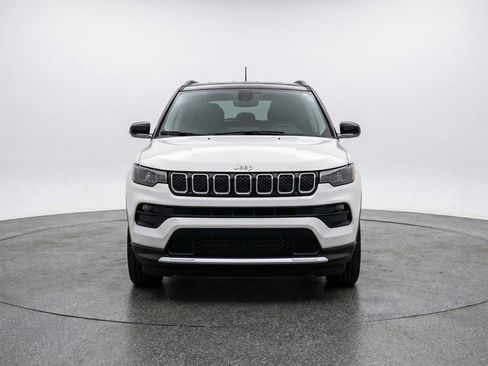 Used 2025 Jeep Compass Latitude image 2