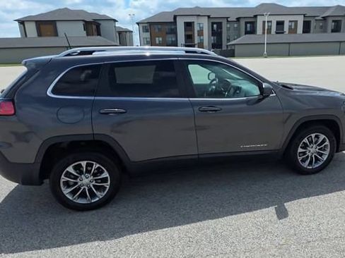 Used 2019 Jeep Cherokee Latitude Plus FWD image 2