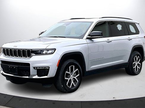 Certified 2024 Jeep Grand Cherokee L Limited w/ Luxury Tech Group II image 4