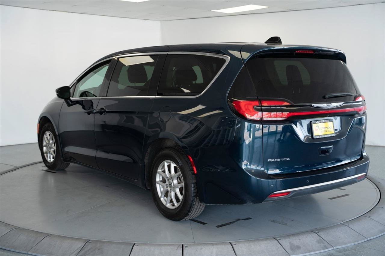 Used 2024 Chrysler Pacifica Touring-L FWD image 5