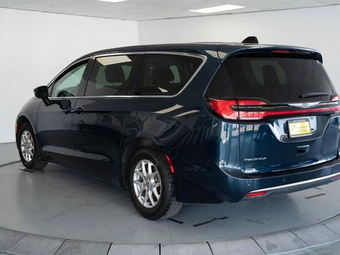 Used 2024 Chrysler Pacifica Touring-L FWD image 5