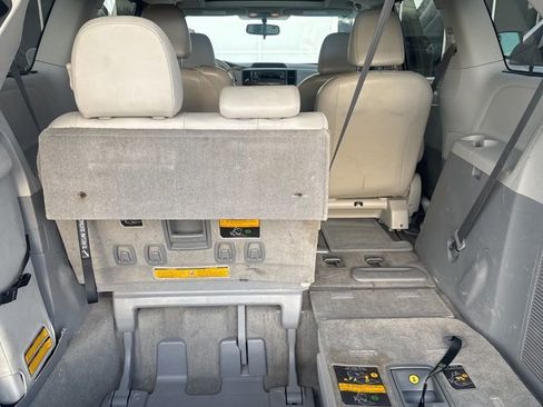 Used 2013 Toyota Sienna XLE image 10