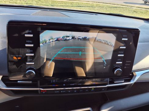 Used 2024 Toyota Sienna XLE image 5