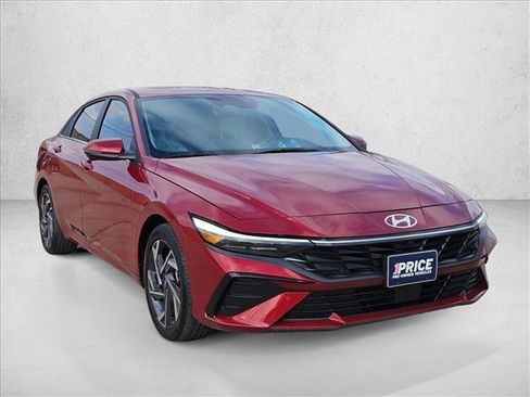 Used 2024 Hyundai Elantra Limited image 3