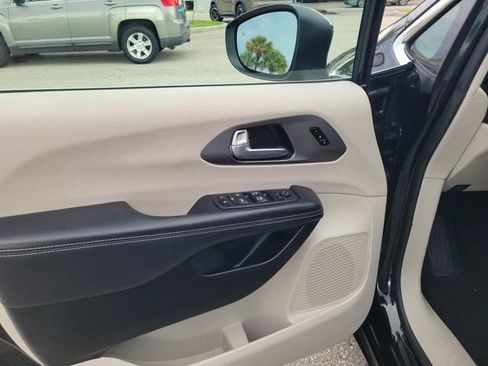 Used 2023 Chrysler Pacifica Touring-L FWD image 23