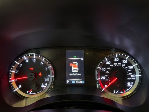 Used 2022 Toyota Highlander LE FWD image 12