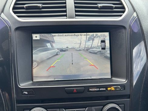 Used 2017 Ford Explorer XLT w/ Equipment Group 202A image 10