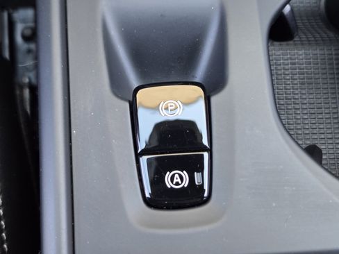 Used 2025 Volvo XC40 B5 Core w/ Protection Package Premier image 28