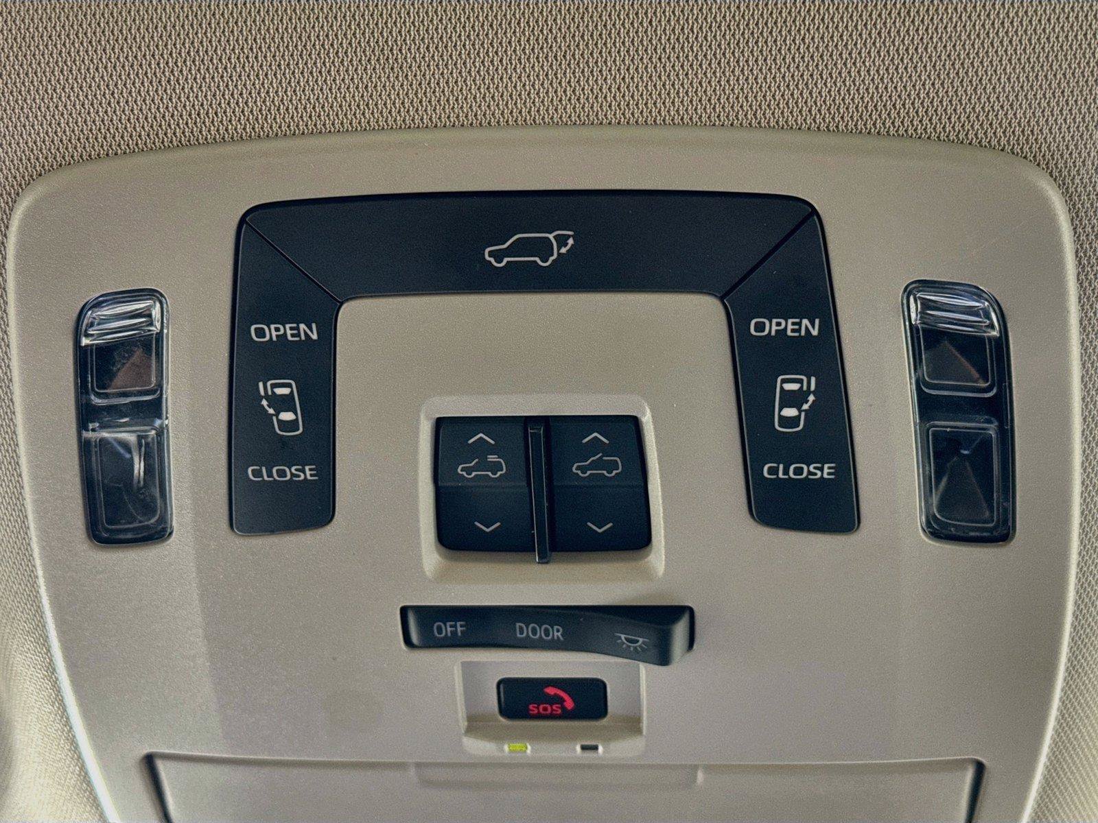 Certified 2025 Toyota Sienna XLE FWD image 23