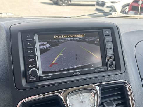 Used 2015 Chrysler Town & Country Touring image 31