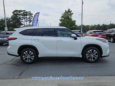 Used 2020 Toyota Highlander XLE FWD image 6