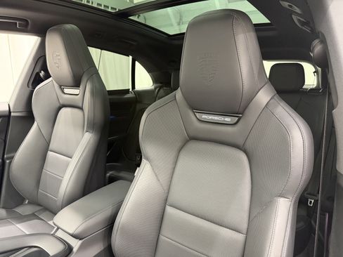 Certified 2025 Porsche Macan 4S Electric AWD/4WD image 32