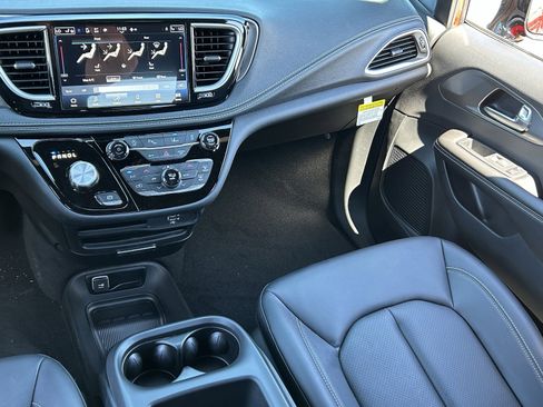 New 2026 Chrysler Pacifica Select image 14