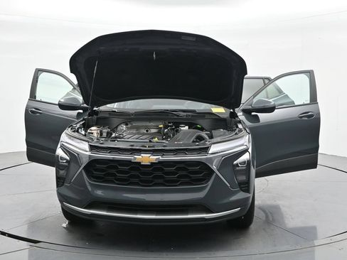 Used 2025 Chevrolet Trax LT FWD image 39